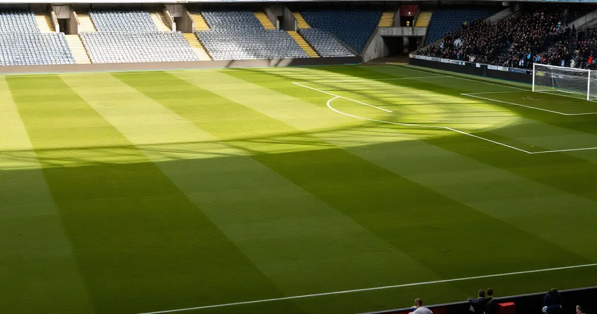 Valioliigan stadion auringonlaskun valossa ennen ottelun alkua