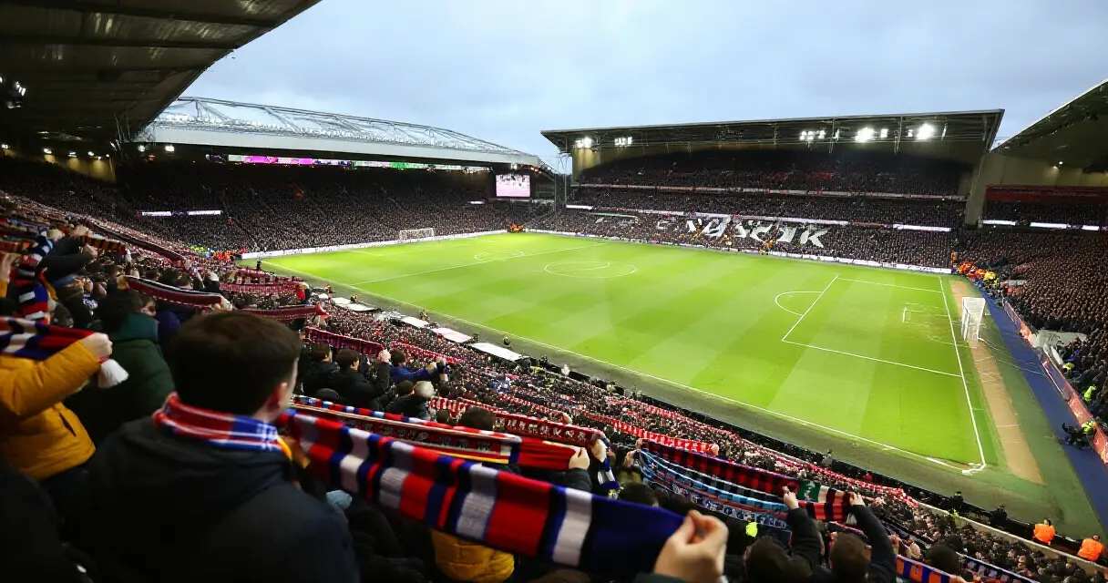 Täynnä oleva Valioliigan jalkapallostadion katsomoineen ja vihreine nurmineen